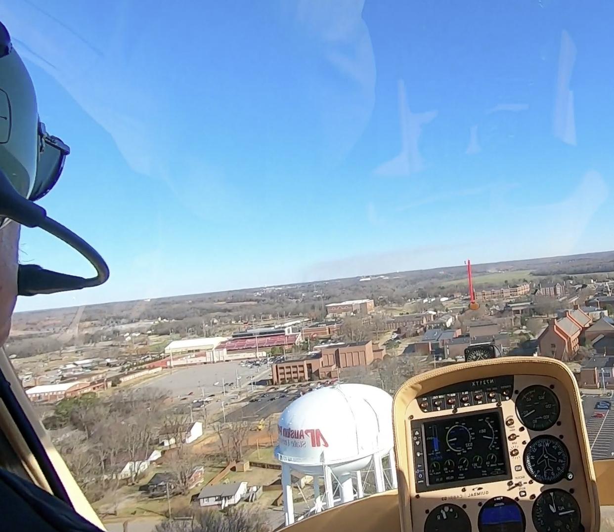 Charlie Weigandt驾驶旋翼直升机飞过365bet水塔